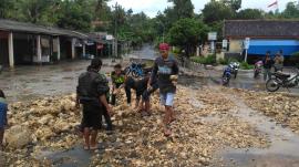 Gotong Royong Bersihkan Jalan Dari Bebatuan