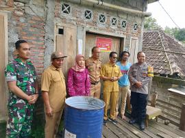 PENEMPELAN STIKER BAGI PENERIMA BANSOS DI PADUKUHAN WONOLAGI