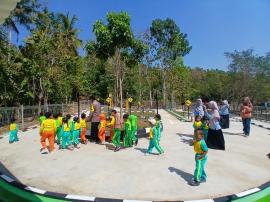 EDUKASI DAN PENGENALAN RAMBU LALULINTAS ANAK USIA DINI DI EMBUNG BEMBEM